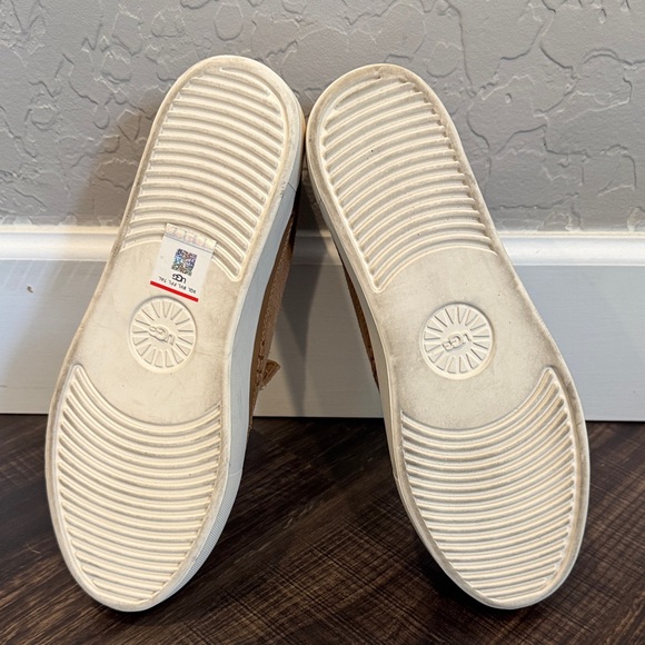 UGGS - Picture 6 of 7